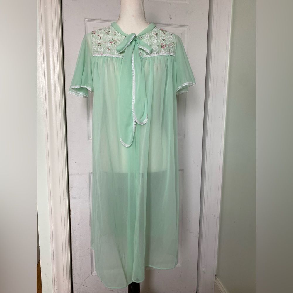 1960s Mint Vanilla Colored Floral Lace Night Gown / Robe - Picture 1 of 9